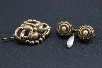 2 broches en or jaune, dont l'une ornée d'une...