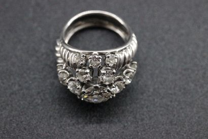 Bague en or blanc ornée d'un diamant central...