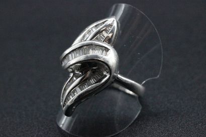 Bague en or blanc moderniste ornée de diamants...