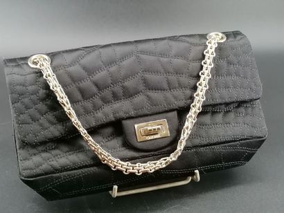 CHANEL- Sac de soirée 2.55 en satin noir...