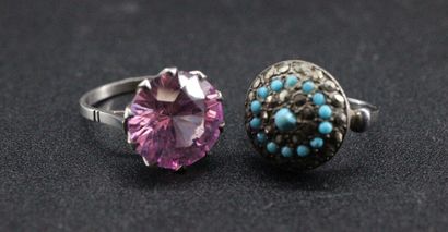 2 bagues en argent et métal ornées pour l'une...