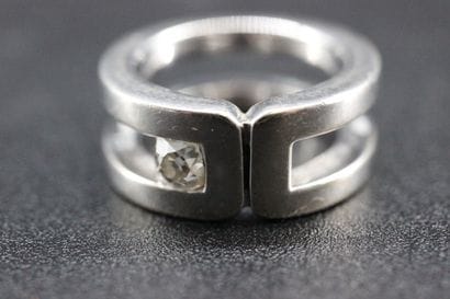 Bague moderniste en or blanc ornée d'un diamant...