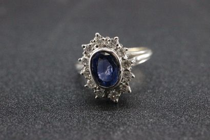 Bague marguerite en or blanc ornée d'un saphir...