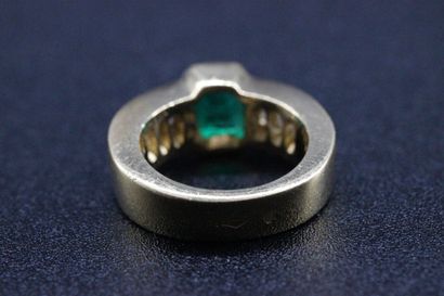 Bague en or jaune agrémentée d'une émeraude...