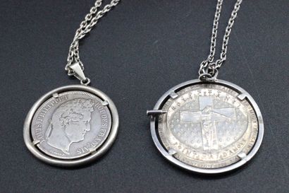 2 pièces en argent montées en pendentif....