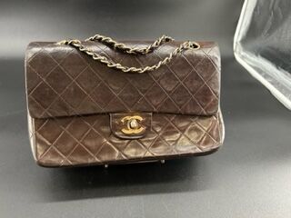 CHANEL- Sac Timeless en cuir marron matelassé...