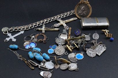 Lot de bijoux fantaisie cpt croix, médaille...