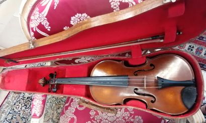 Violon et son archet, à l'intérieur une étiquette...