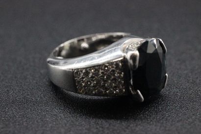 Bague en or blanc agrémentée d'un saphir...