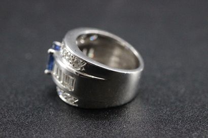 Bague bandeau en or blanc ornée d'un saphir...