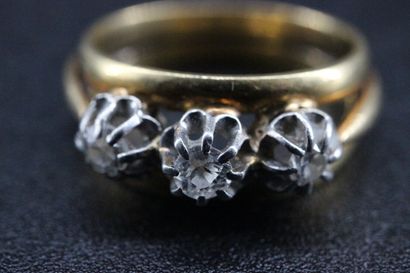 Bague en or jaune et blanc ornée de 3 diamants...