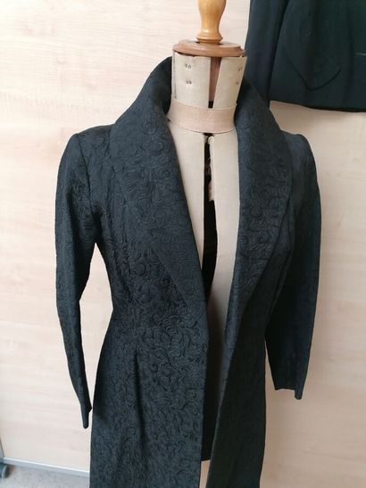 Ensemble d'une veste longue en tissu noir...