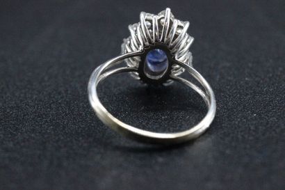 Bague marguerite en or blanc ornée d'un saphir...