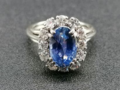 Bague en or blanc ornée d'un saphir de Ceylan...