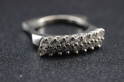 Bague en or blanc agrémentée de 16 petits...
