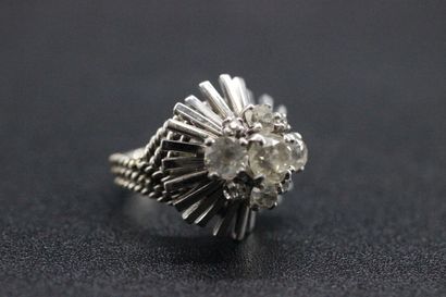 Bague dôme en or blanc ornée de 5 brillants...