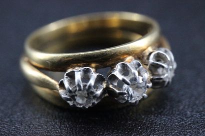 Bague en or jaune et blanc ornée de 3 diamants...