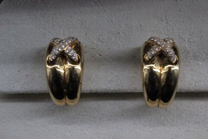 CHAUMET- Paire de boucles d'oreilles en or...