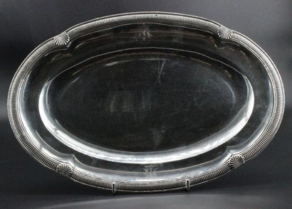 Plat ovale en argent poinçon Minerve. Monogrammé...