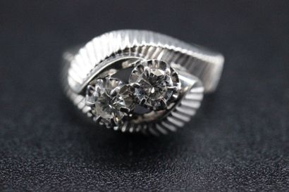 Bague en or blanc et platine ornée de 2 diamants...