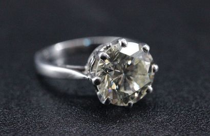 Bague solitaire en or blanc agrémentée d'un...