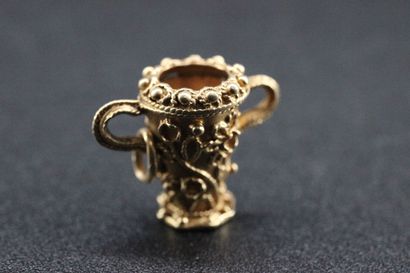 Breloque en or jaune 14 carats figurant un...