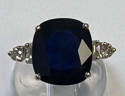 Bague en or blanc 750°/.(18K) 3g60 sertie...