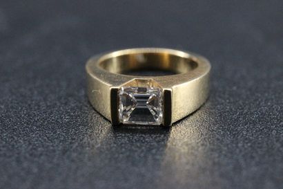 Bague en or jaune ornée d'un diamant taille...