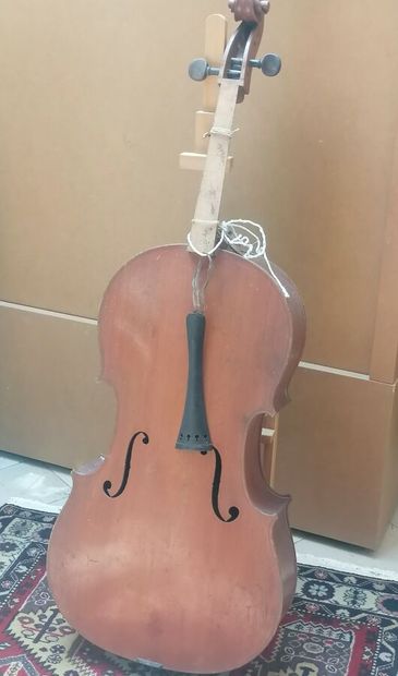 Violoncelle. H 122 cm, (accidents en l'é...