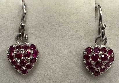 Paire de pendants d'oreilles en or blanc...