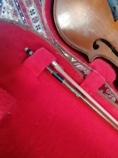 Violon et son archet, à l'intérieur une étiquette...