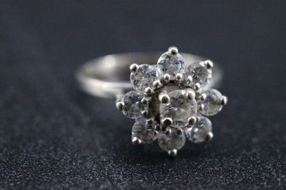 Bague marguerite en or blanc argrémentée...