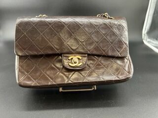 CHANEL- Sac Timeless en cuir marron matelassé...