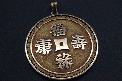 Pendentif en or jaune formant un disque avec...