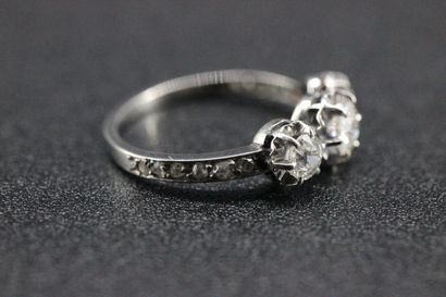 Bague en or blanc ornée de 3 diamants taille...