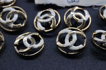 CHANEL- Lot de boutons en métal doré et émaillé...