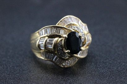 Bague en or jaune ornée d'un saphir et de...