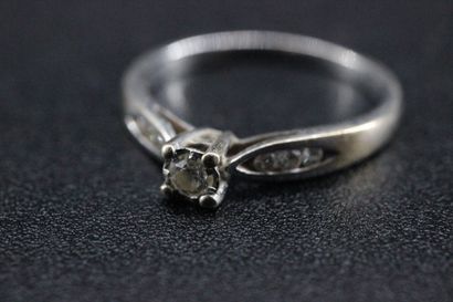 Bague en or blanc agrémentée d'un diamant...