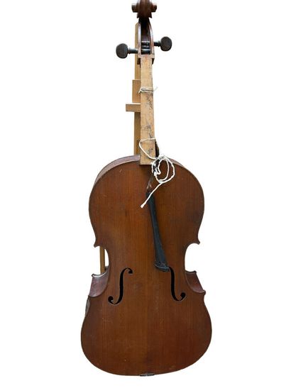 Violoncelle. H 122 cm, (accidents en l'é...