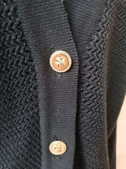 CHANEL- Gilet noir en coton à grosses mailles,...