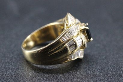 Bague en or jaune ornée d'un saphir et de...