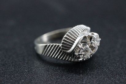 Bague en or blanc et platine ornée de 2 diamants...