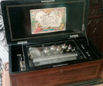 Music box, bee model, in veneered wood inlaid...