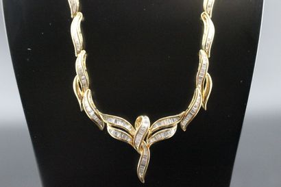 Collier en or jaune drapé et orné de diamants...