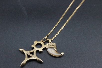 Collier en or jaune orné d'une croix Africaine...