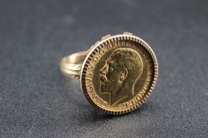 Bague en or jaune ornée d'une pièce en or...