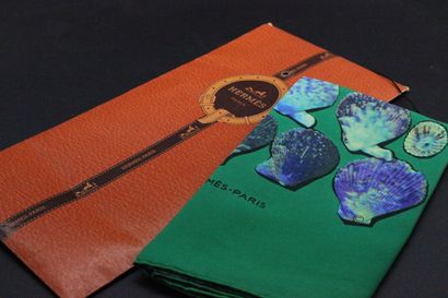 HERMES Paris - Carré en soie modèle coquilles,...