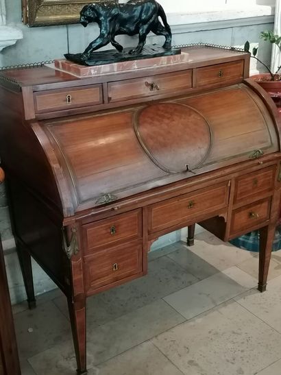 Secrétaire dos d'âne en marqueterie, Louis...