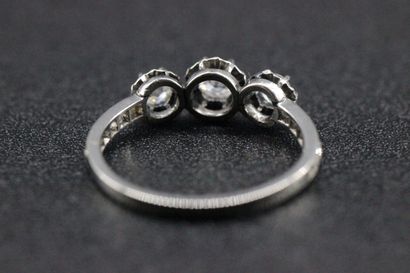 Bague en or blanc ornée de 3 diamants taille...