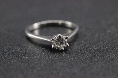 Bague solitaire en or blanc ornée d'un diamant...